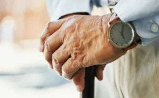 🧠 マイクロプラスチックが脳を蝕む？パーキンソン病との衝撃的な関連性が判明