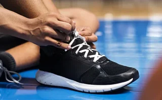 【科学で解明】体育館の「キュキュッ音」の正体とは？実は“極小の雷”が発生していた⚡