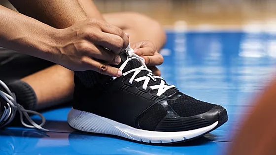 【科学で解明】体育館の「キュキュッ音」の正体とは？実は“極小の雷”が発生していた⚡