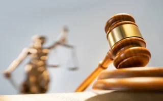 ⚖️ AIで弁護士不要の時代は来るのか？生成AIによる「本人訴訟」の急増で裁判所が悲鳴