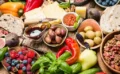 🥗 食品はどこまで食べられる？専門家が教える「捨てるライン」と「まだ食べられるライン」