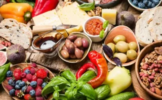 🥗 食品はどこまで食べられる？専門家が教える「捨てるライン」と「まだ食べられるライン」