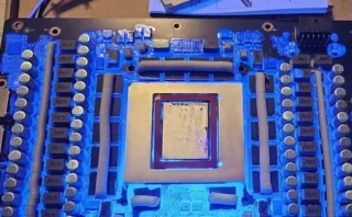 🔧 RTX 5090の性能制限を突破？外部クロック改造でNVIDIAの制約を超える試みが話題に