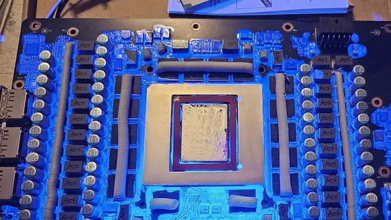 🔧 RTX 5090の性能制限を突破？外部クロック改造でNVIDIAの制約を超える試みが話題に