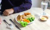 🍽️食事の時間が不規則な人ほどうつ症状が出やすい？韓国2万人超の調査で判明