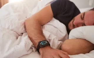 ⌚ 睡眠トラッカーは「よく眠れた感覚」を測れない？ 不眠症では実際の睡眠とのズレが大きいとの研究