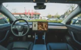 🚗 テスラ車が一時停止標識を通過し死亡事故　運転支援システム作動中、FSDの安全性を巡る議論が再燃